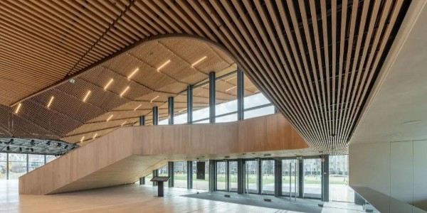 新的、多功能劇院建筑