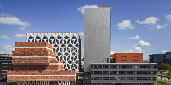 兩種不同的混凝土特殊用法，賦予了這座生物博物館的雙面孔