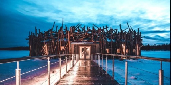 在這座漂浮的鳥(niǎo)巢里，藏了12間可以躺著看極光的房間