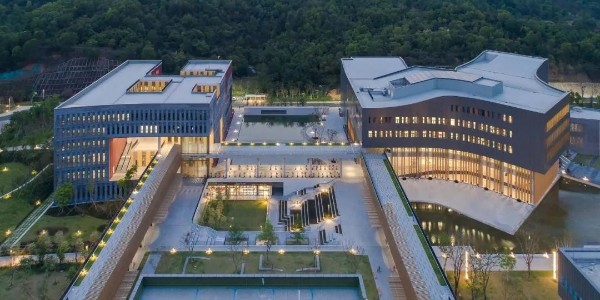 在建筑與自然、垂直與水平之間創(chuàng)造了一種發(fā)現(xiàn)感