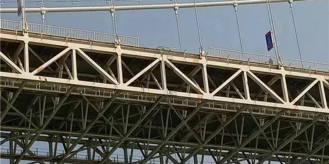 重慶大巴墜江怪防護(hù)欄桿？設(shè)計(jì)、施工企業(yè)表示“這個(gè)鍋不背”！