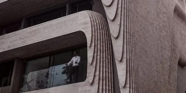 這棟房子用曲線大理石做外墻，張揚的個性之美！